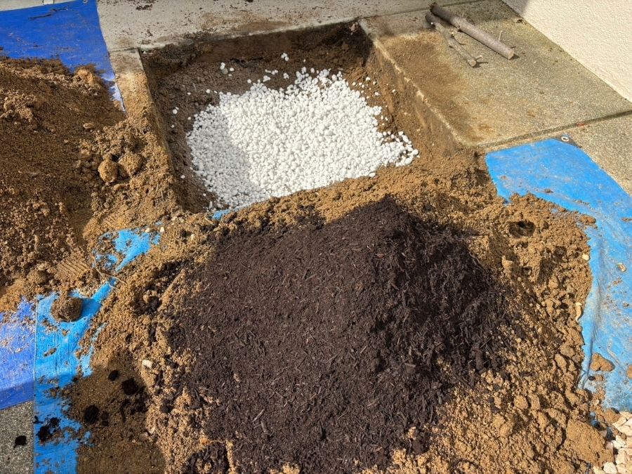 大阪府松原市の店舗前植え替え工事土壌改良をしている様子の写真