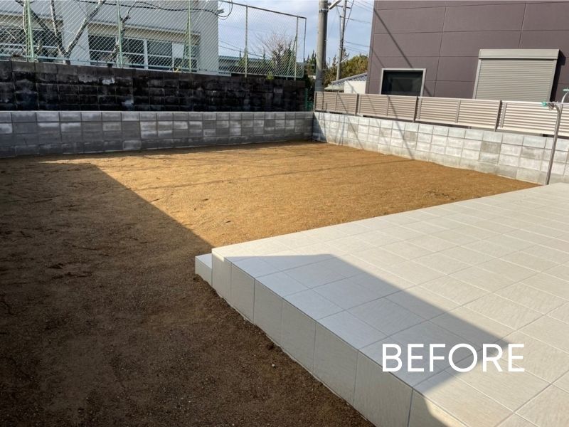 人工芝を設置する前の、土の状態の庭の写真