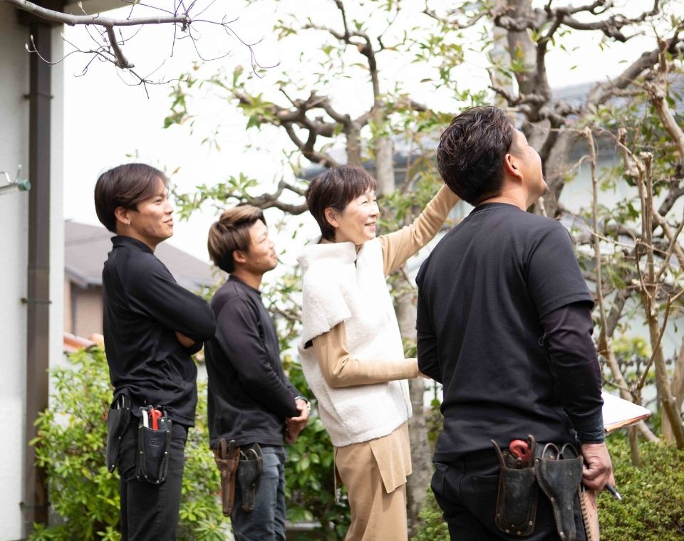 庭木の剪定について現地で確認と相談を行っている様子