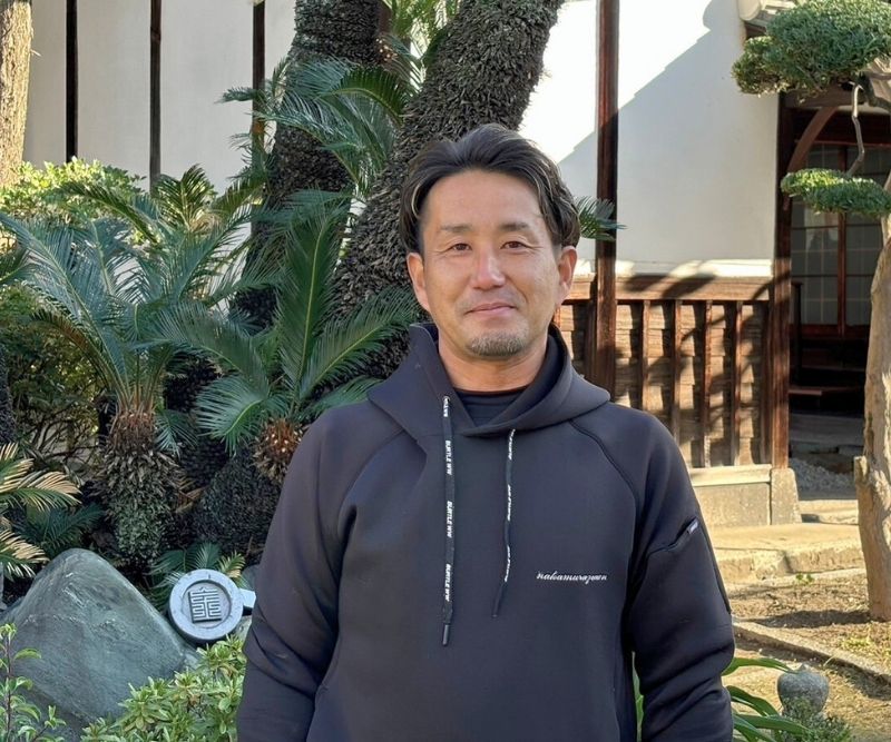 中村造園の代表が庭で撮影された写真