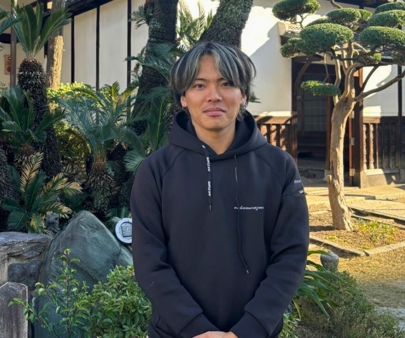 中村造園のスタッフが庭で撮影された写真