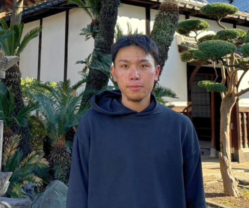 中村造園のスタッフが庭で撮影された写真