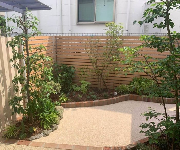 花壇で整えられた庭の景観の写真