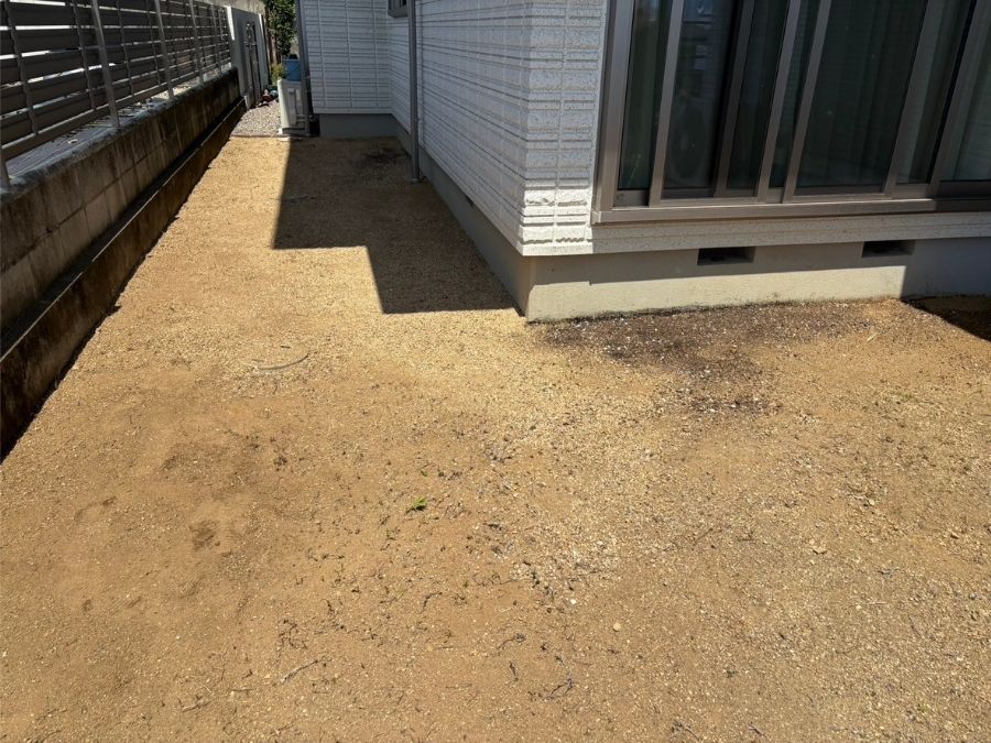 人工芝施工に向けて雑草や根を取り除き、下地を整えた状態の写真