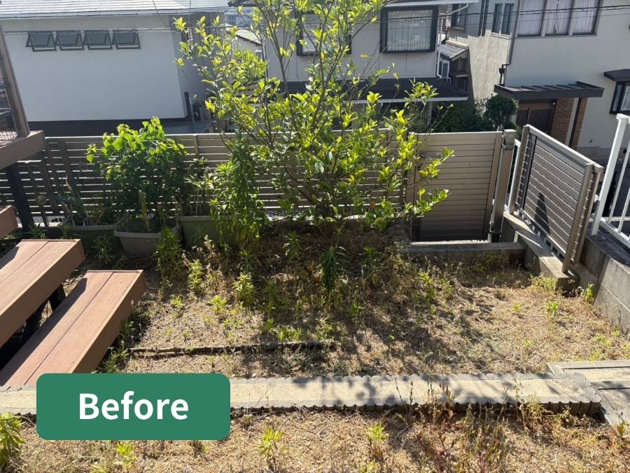 雑草が目立ち、植栽まわりがまとまりに欠けていた施工前のお庭の写真